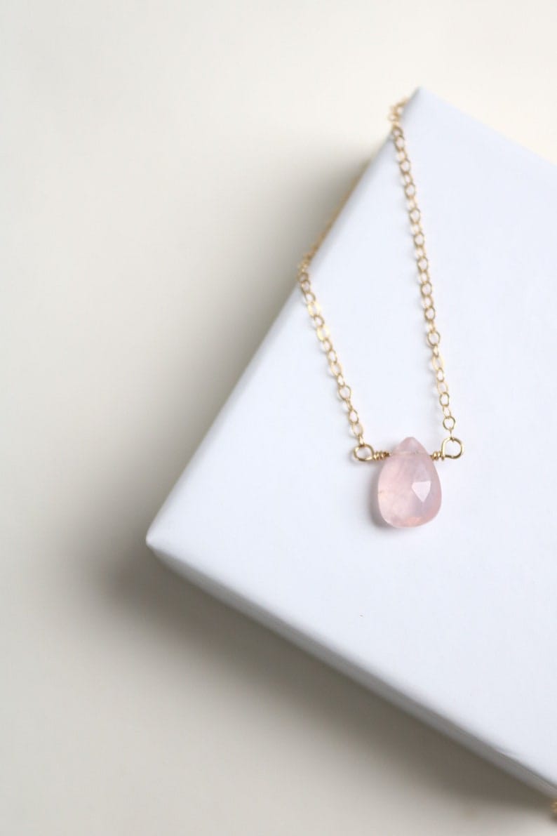 Petite goutte de quartz rose sur une délicate chaîne en or