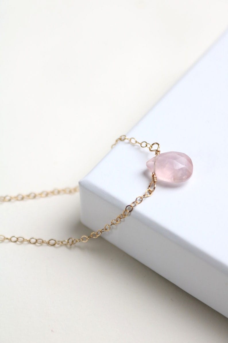Petite goutte de quartz rose sur une délicate chaîne en or