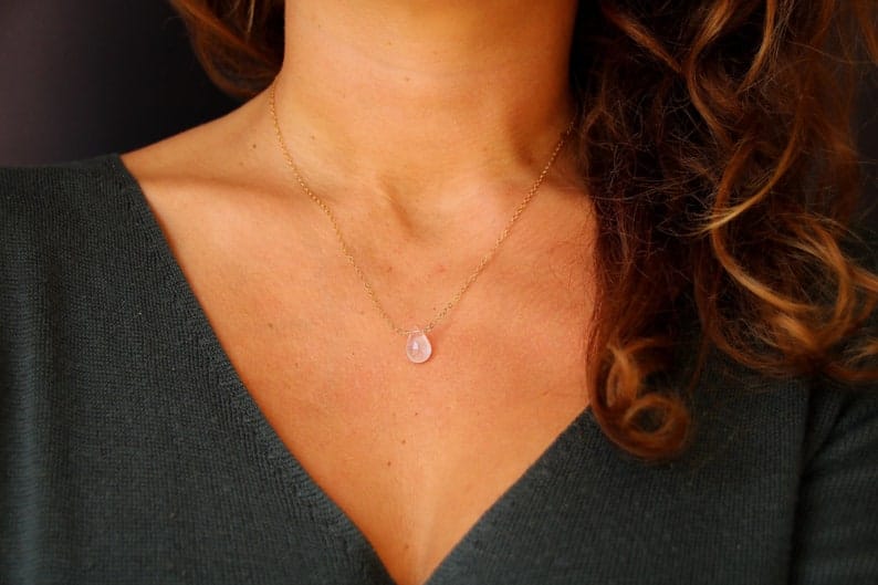 Petite goutte de quartz rose sur une délicate chaîne en or