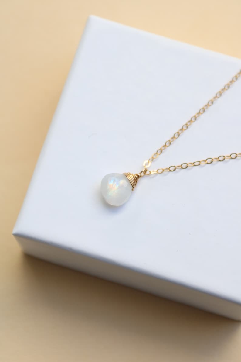 Collier en pierre de lune, petit collier en or pendentif en pierre de lune, collier en or avec pierre de naissance de juin