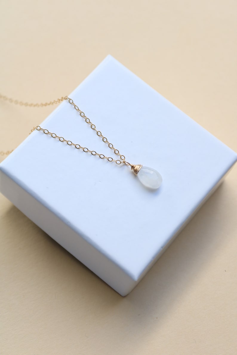 Collier en pierre de lune, petit collier en or pendentif en pierre de lune, collier en or avec pierre de naissance de juin