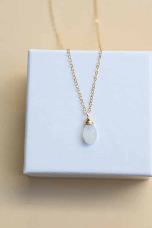 Mondstein Kette, kleiner Mondstein-Anhänger Goldkette, Goldkette mit Geburtsstein Juni