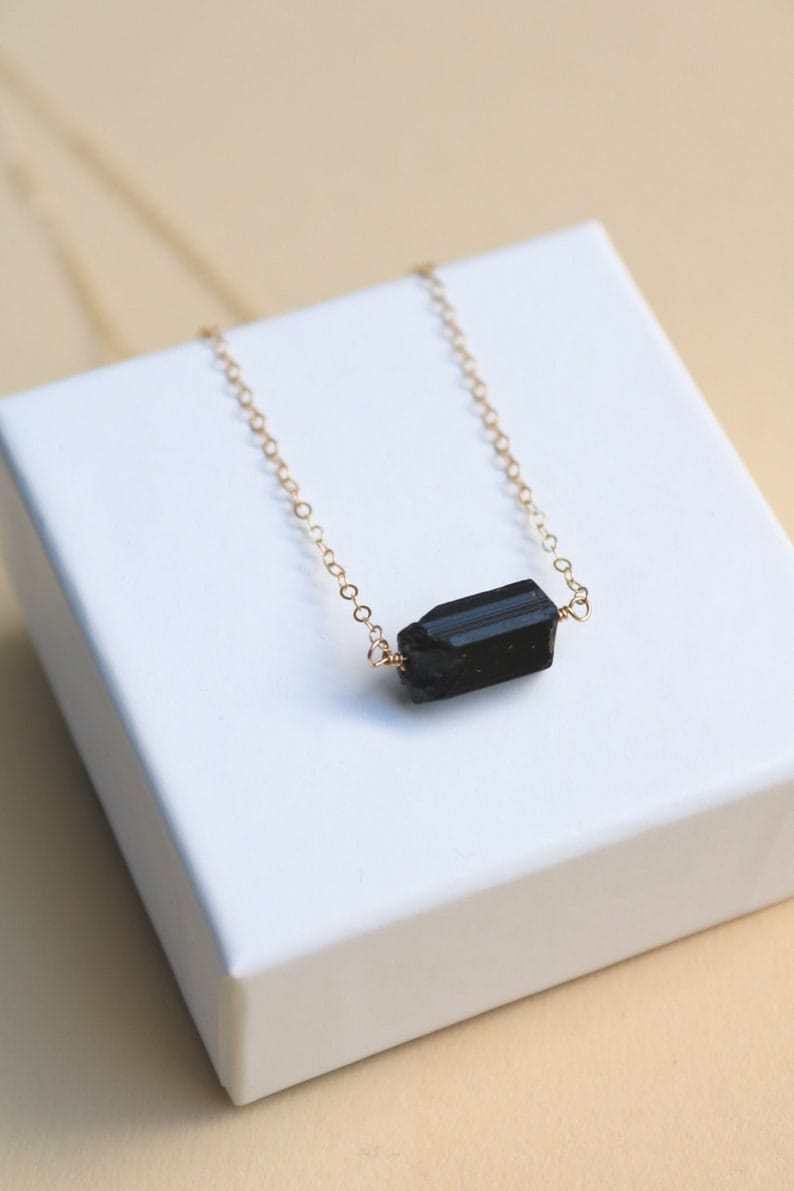 Collier en or pendentif tourmaline noire brute avec cristal tourmaline