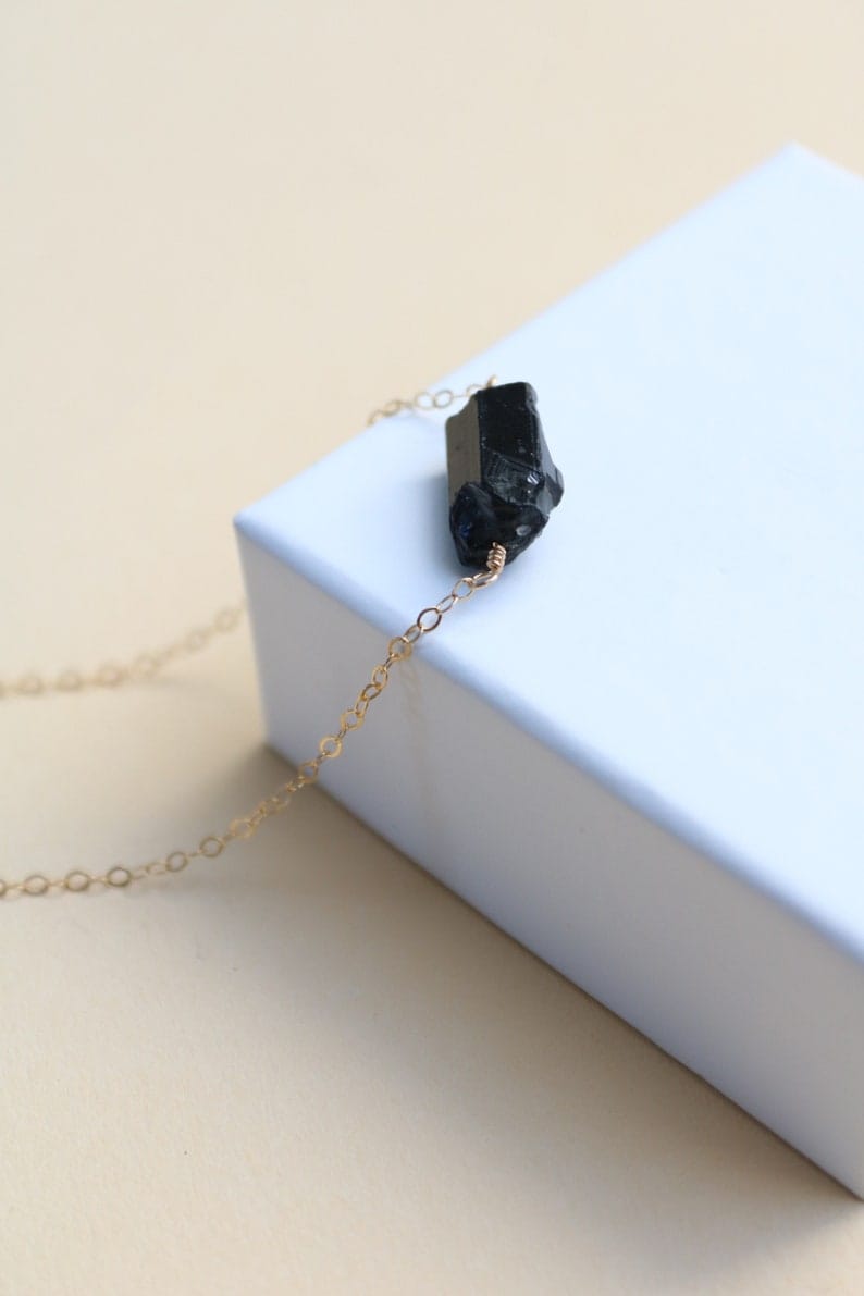 Collier en or pendentif tourmaline noire brute avec cristal tourmaline