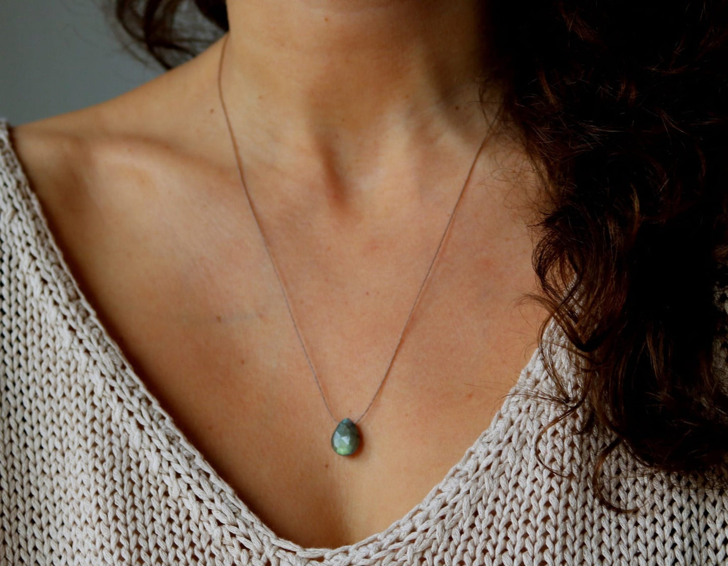 Collier en soie avec pendentif labradorite