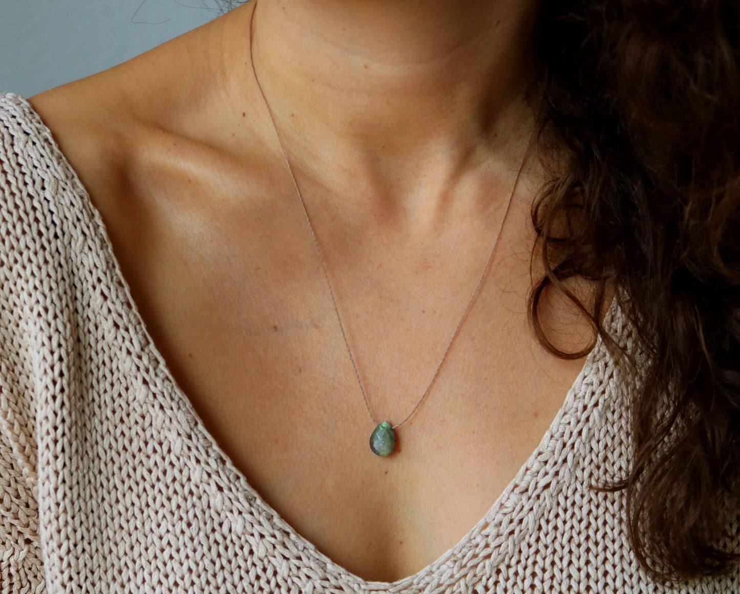 Collier en soie avec pendentif labradorite