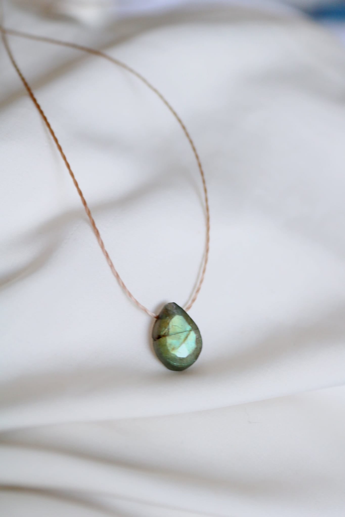 Collier en soie avec pendentif labradorite