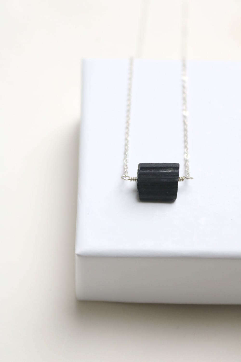 Collier avec tourmaline brute, collier en argent tourmaline noire, pendentif tourmaline noire, collier avec pendentif, collier avec pierre