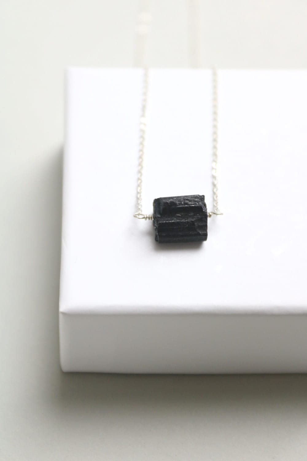 Collier avec tourmaline brute, collier en argent tourmaline noire, pendentif tourmaline noire, collier avec pendentif, collier avec pierre