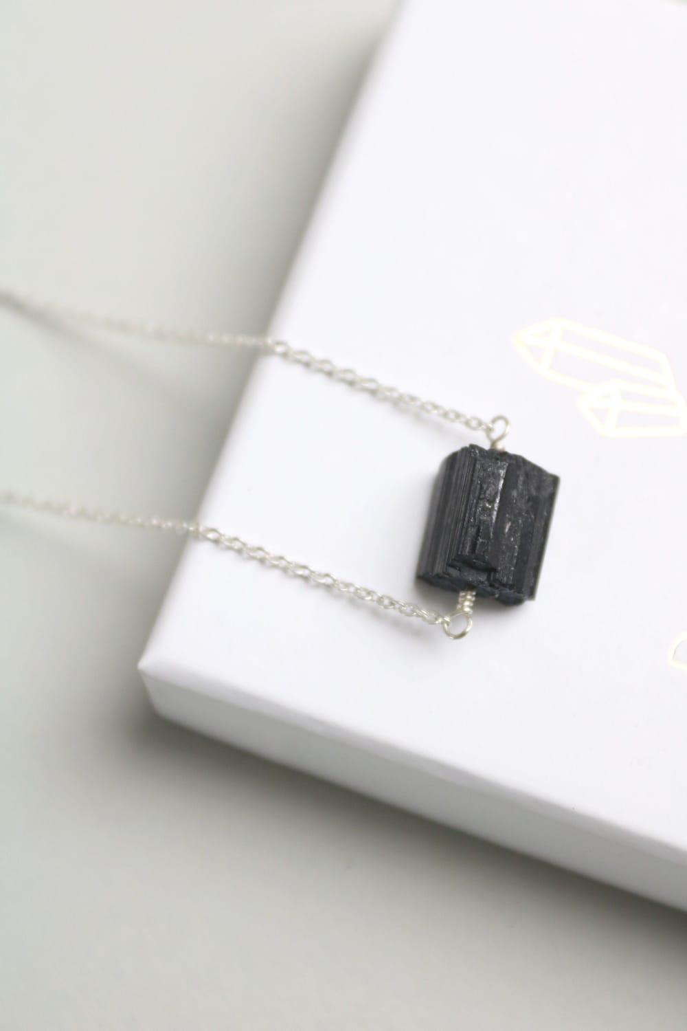 Collier avec tourmaline brute, collier en argent tourmaline noire, pendentif tourmaline noire, collier avec pendentif, collier avec pierre