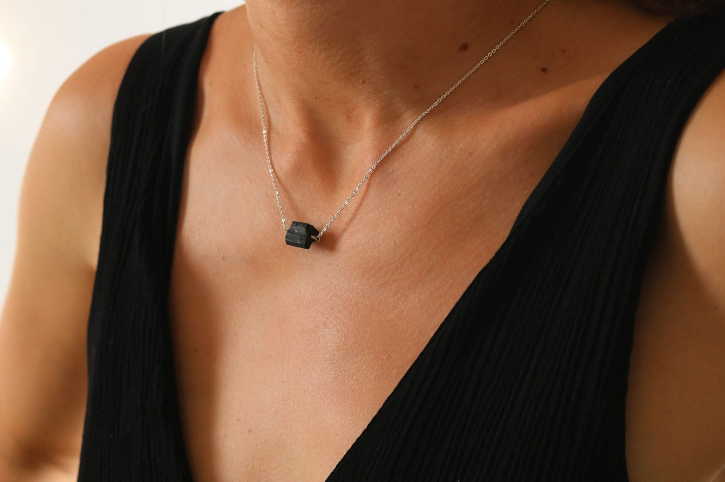 Collier avec tourmaline brute, collier en argent tourmaline noire, pendentif tourmaline noire, collier avec pendentif, collier avec pierre