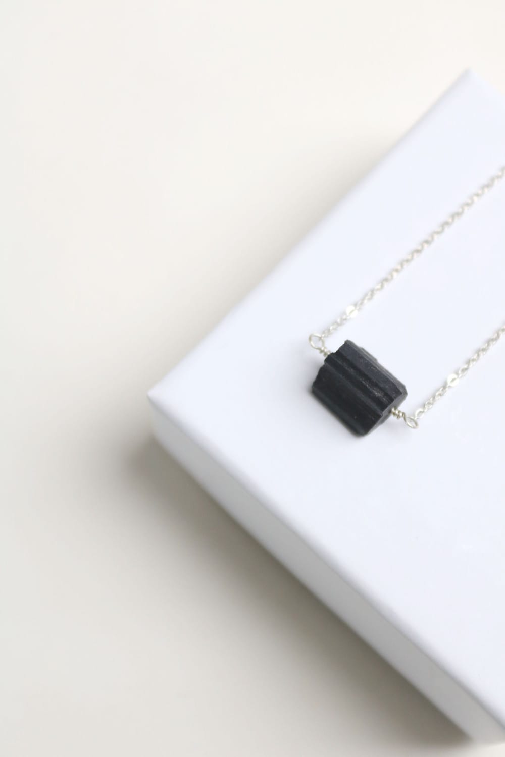 Collier avec tourmaline brute, collier en argent tourmaline noire, pendentif tourmaline noire, collier avec pendentif, collier avec pierre