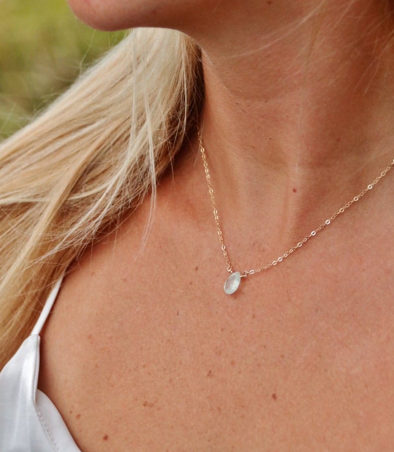 Collier en or avec pendentif en pierre précieuse, collier avec pierre préhnite
