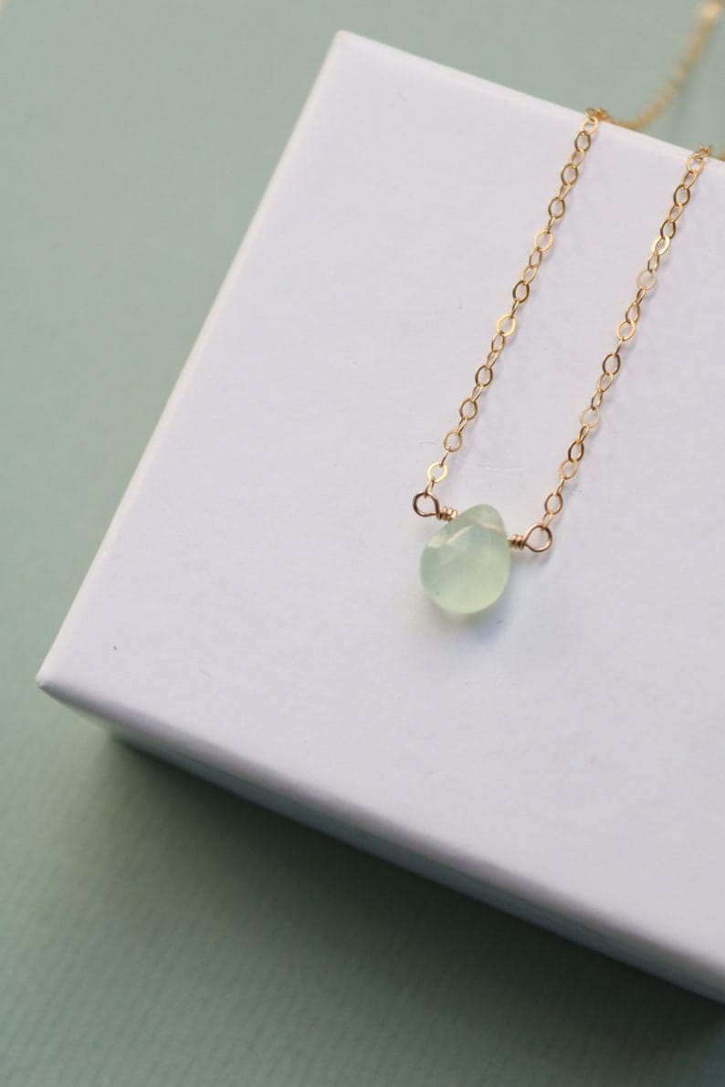Collier en or avec pendentif en pierre précieuse, collier avec pierre préhnite