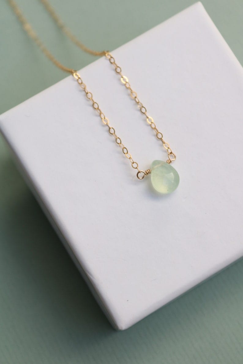 Collier en or avec pendentif en pierre précieuse, collier avec pierre préhnite