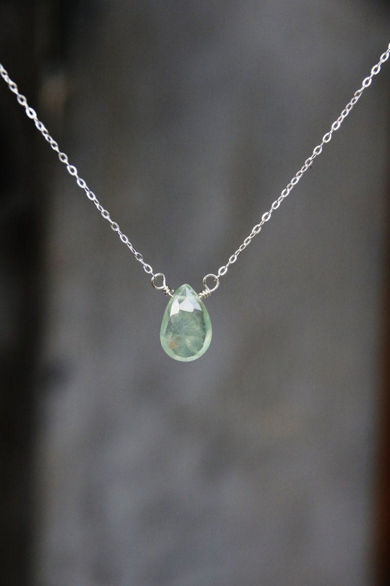 Collier en or avec pendentif en pierre précieuse, collier avec pierre préhnite
