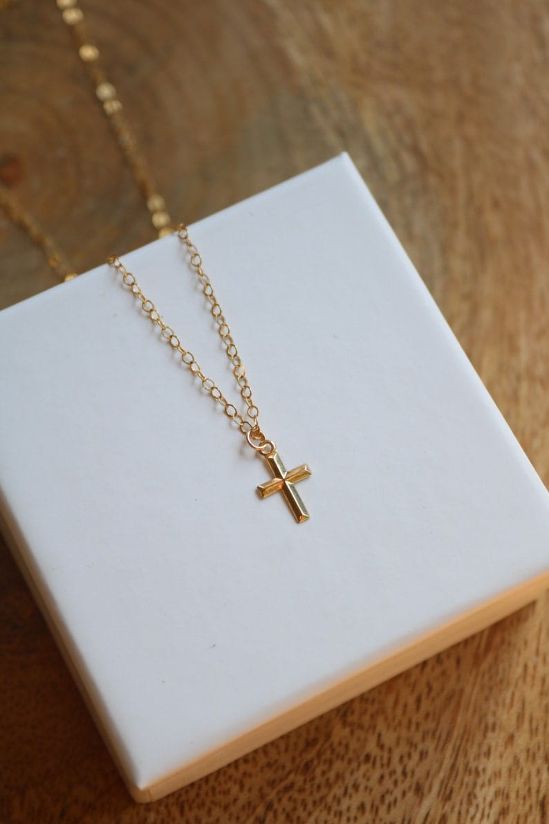 Chaîne en or avec pendentif croix