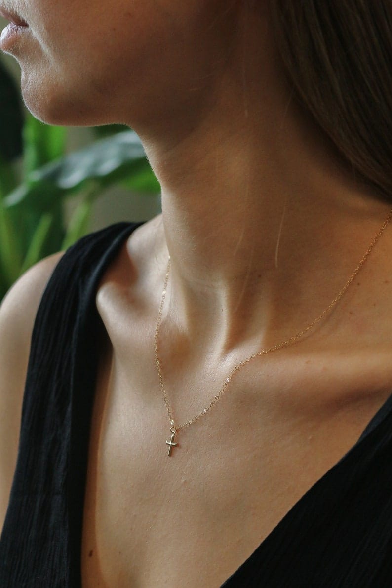 Chaîne en or avec pendentif croix