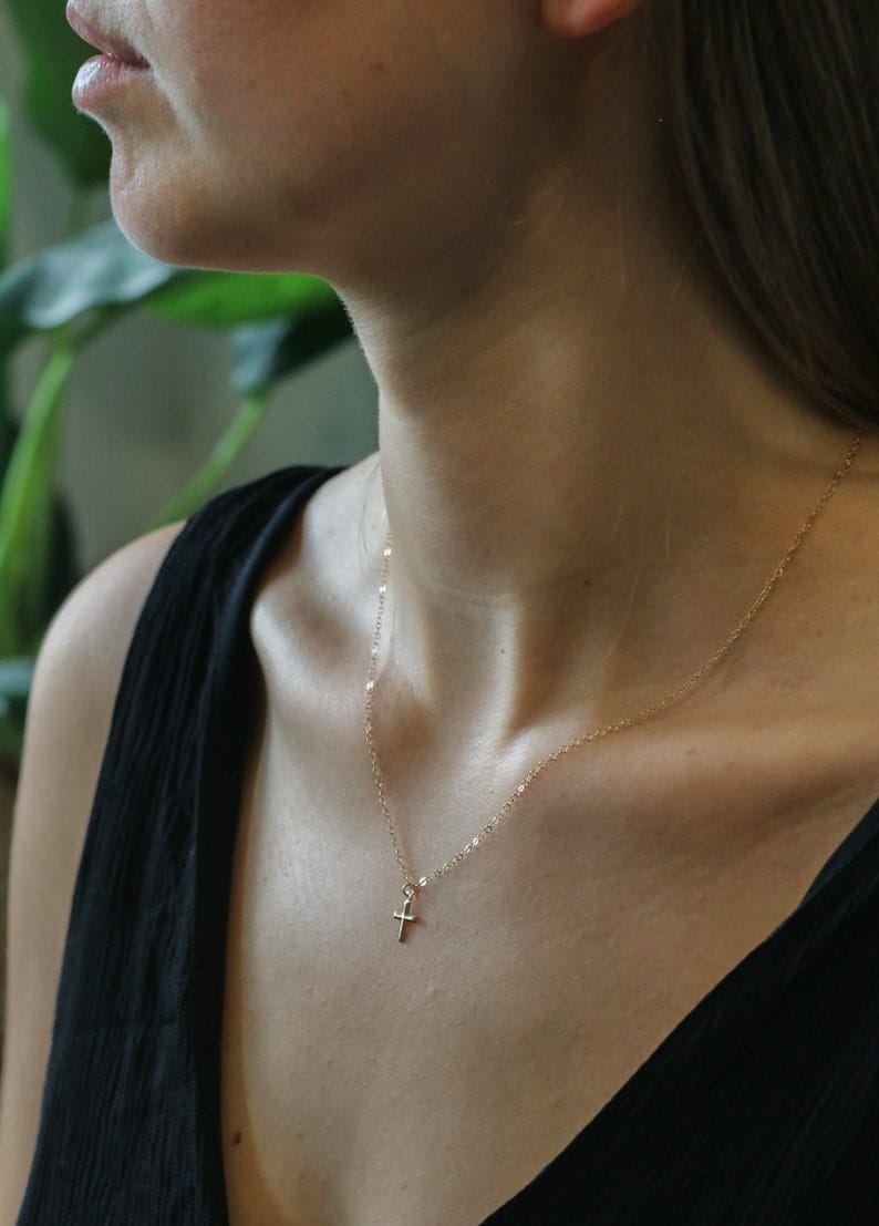 Chaîne en or avec pendentif croix