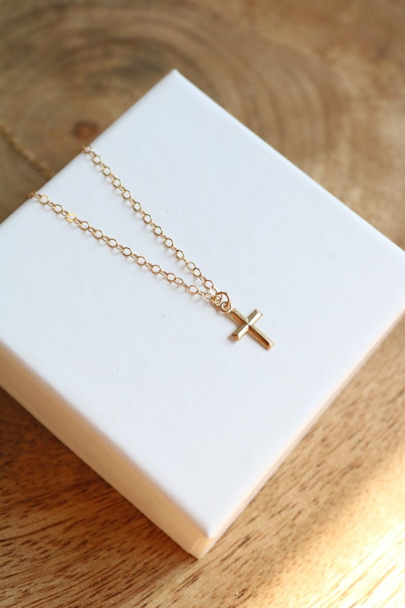 Chaîne en or avec pendentif croix