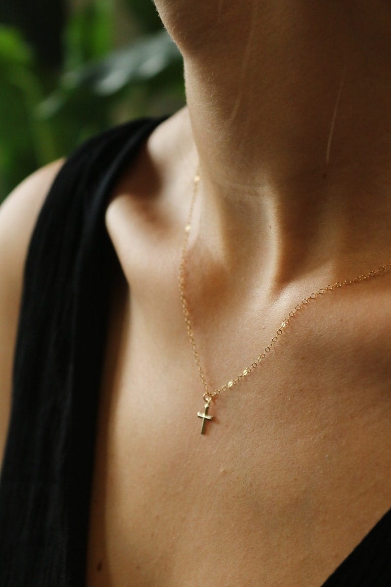 Chaîne en or avec pendentif croix