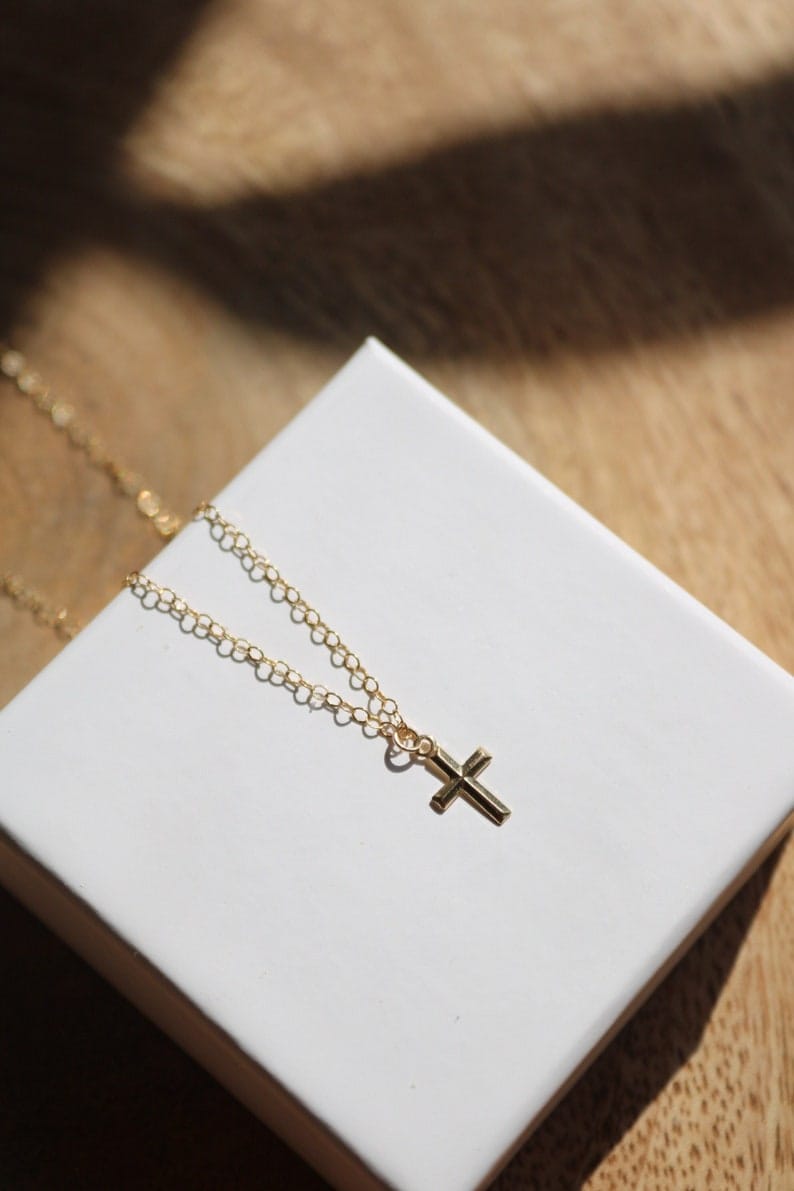 Chaîne en or avec pendentif croix