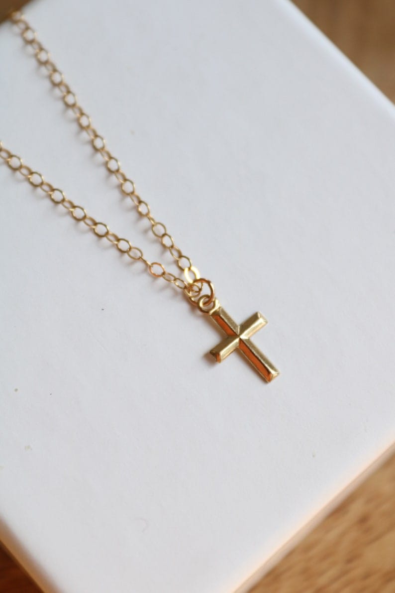 Chaîne en or avec pendentif croix