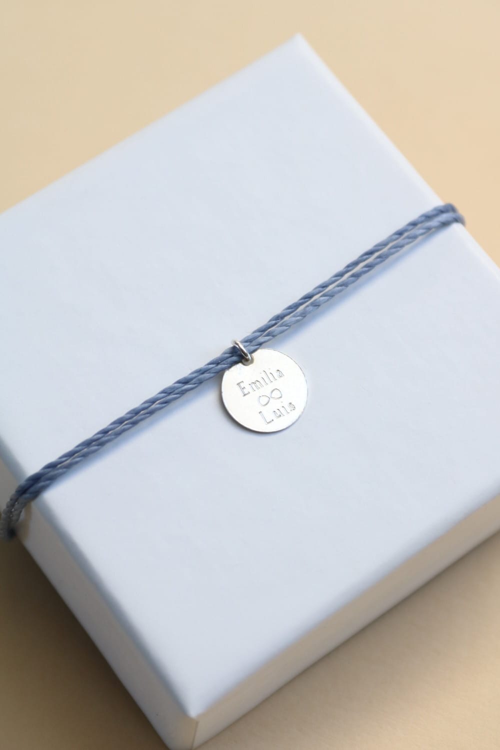 Bracelet avec nom et plaque ronde à graver