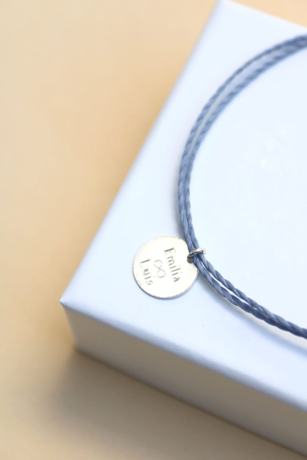 Bracelet avec nom et plaque ronde à graver