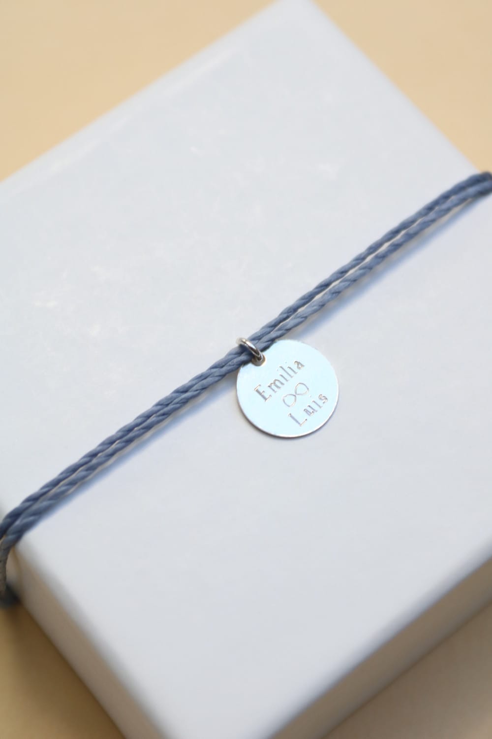 Bracelet avec nom et plaque ronde à graver