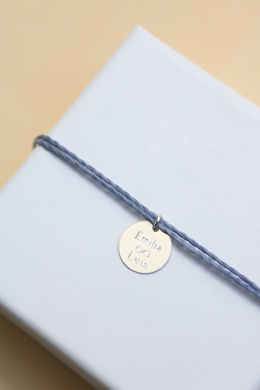 Bracelet avec nom et plaque ronde à graver