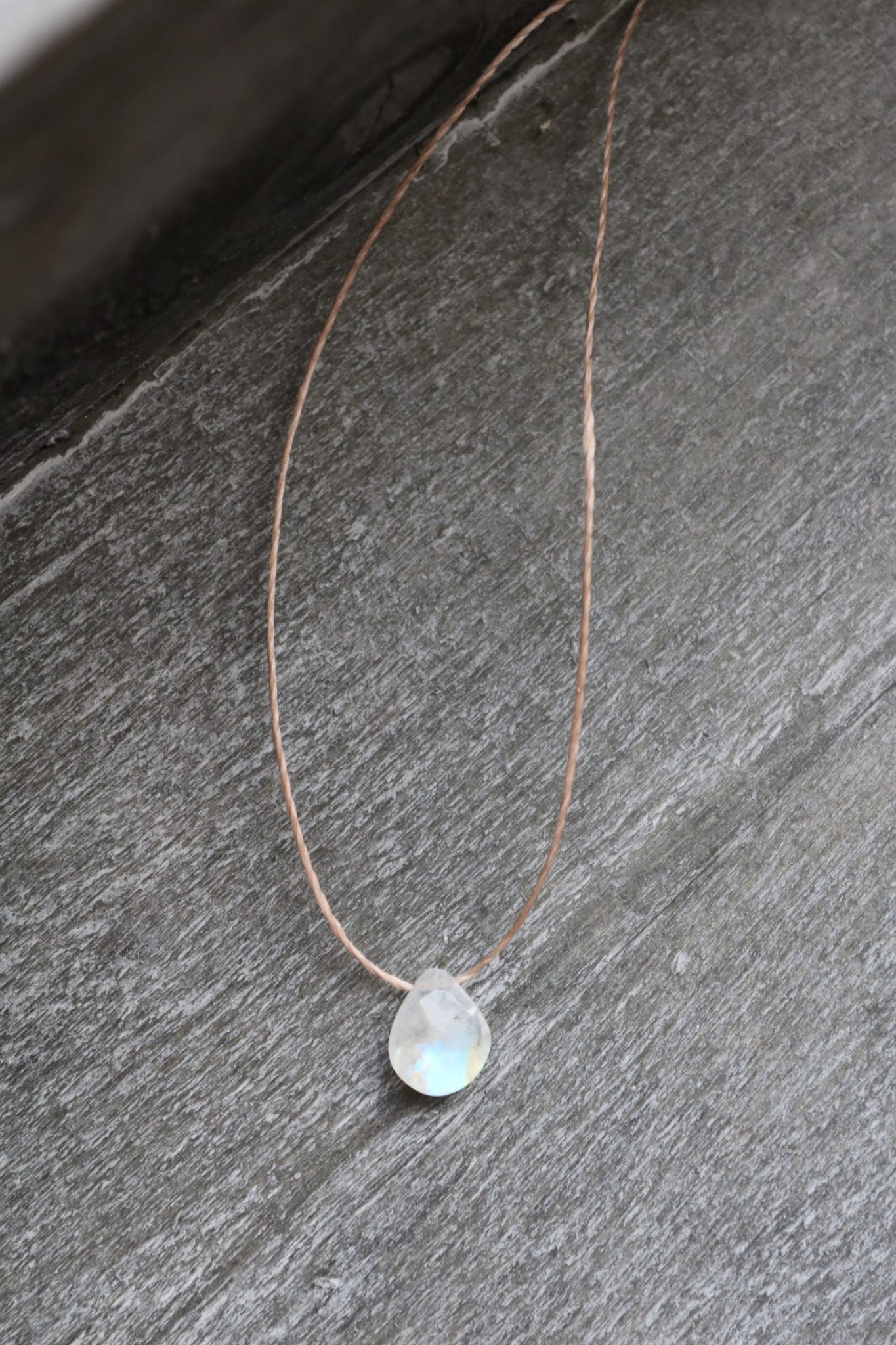 Collier délicat avec pendentif en pierre de lune