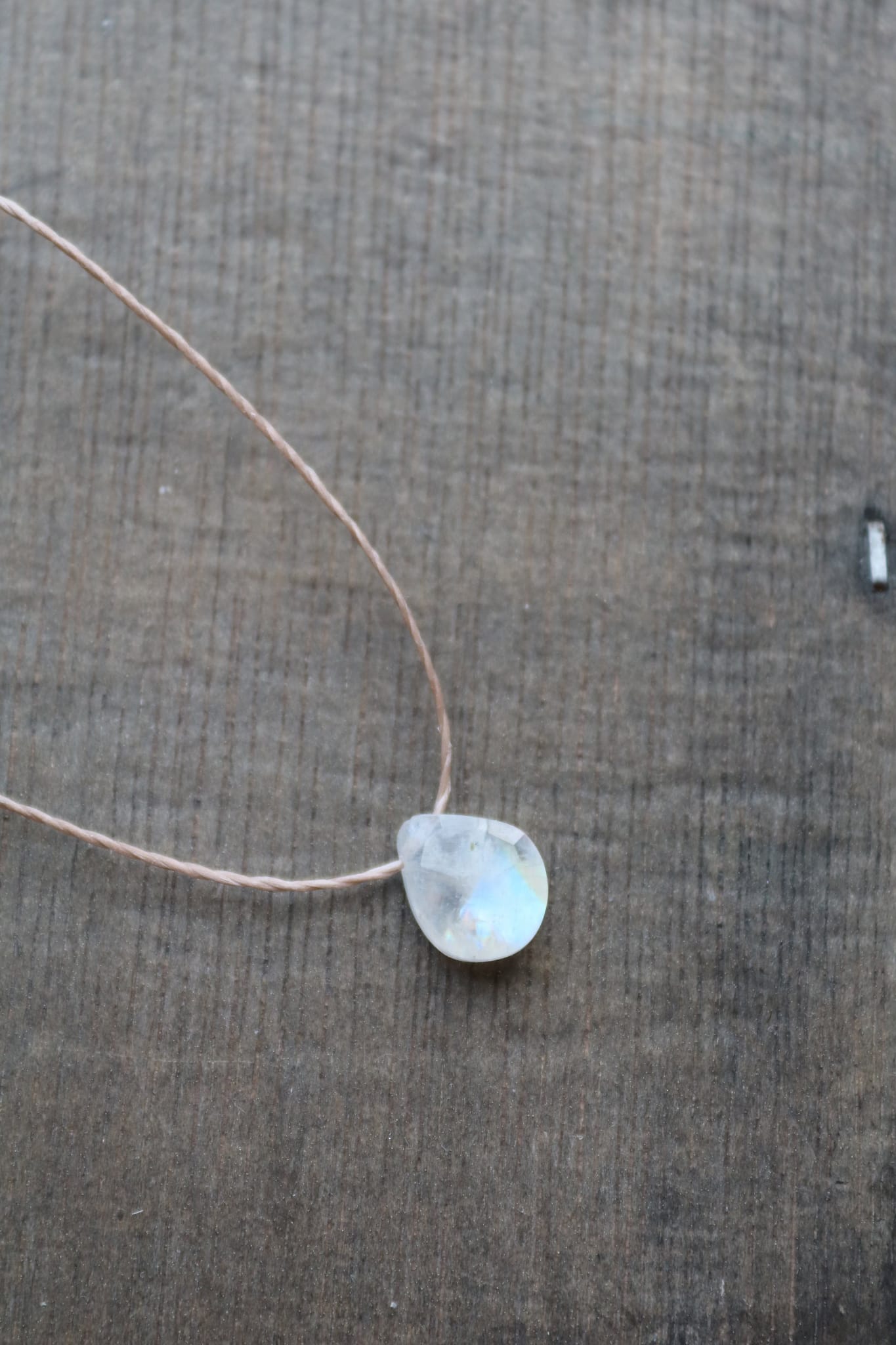 Collier délicat avec pendentif en pierre de lune