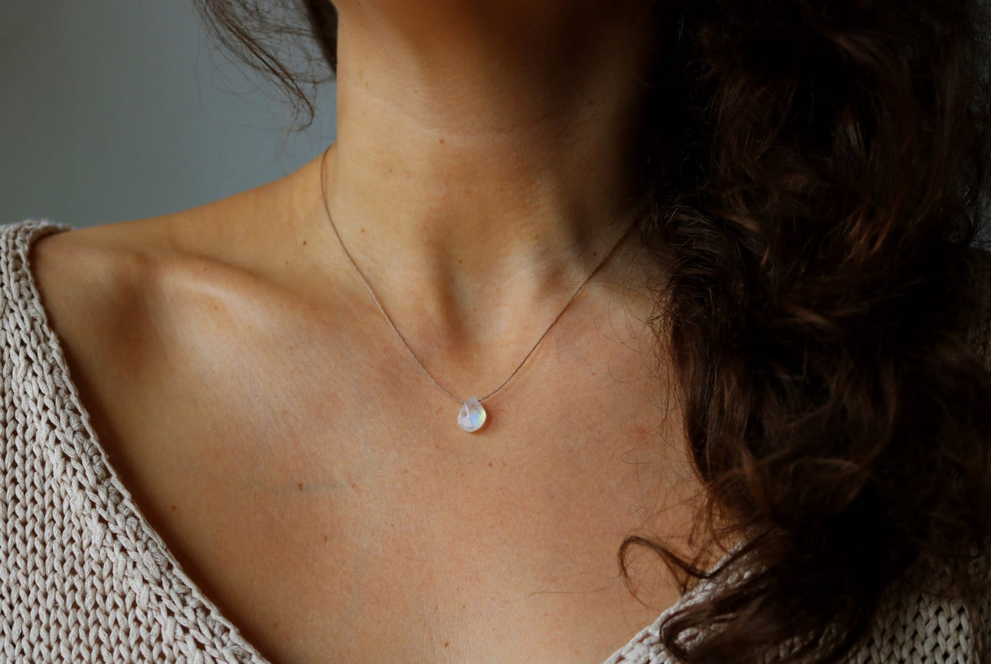 Collier délicat avec pendentif en pierre de lune