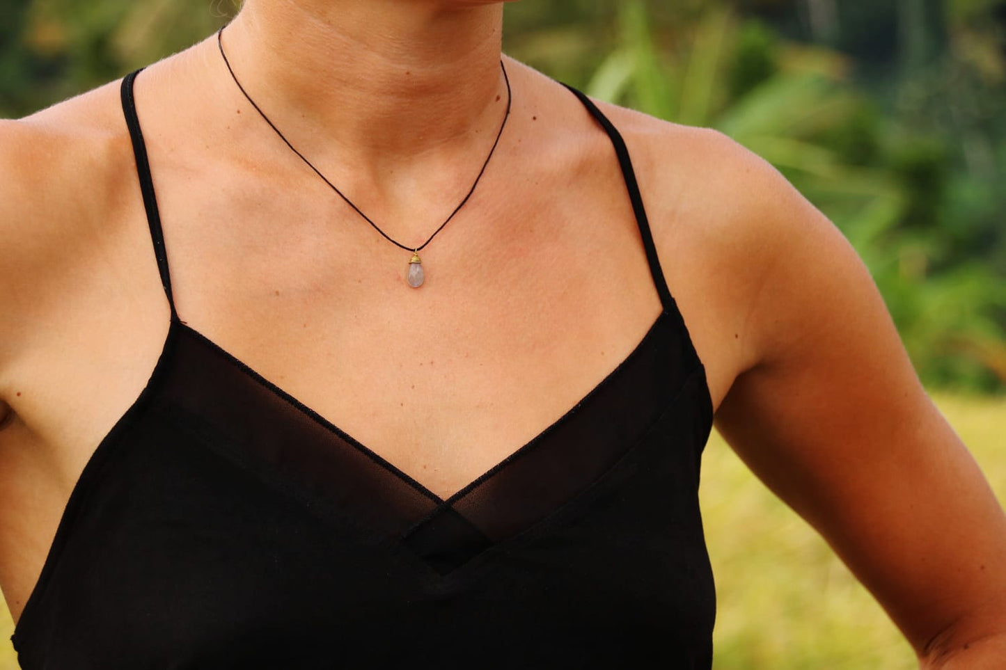 Collier avec pendentif, collier en soie avec pierre précieuse, collier labradorite, collier pierre de lune