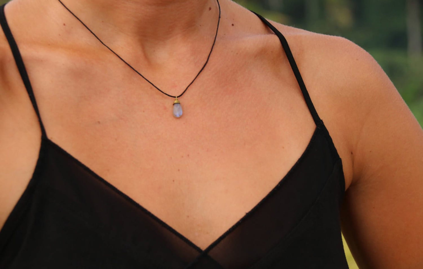 Collier avec pendentif, collier en soie avec pierre précieuse, collier labradorite, collier pierre de lune