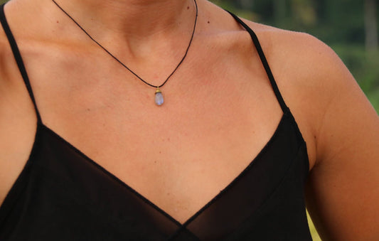 Halsband mit Anhänger, Seidenkette mit Edelstein, Labradorit Halsband , Mondstein Halsband