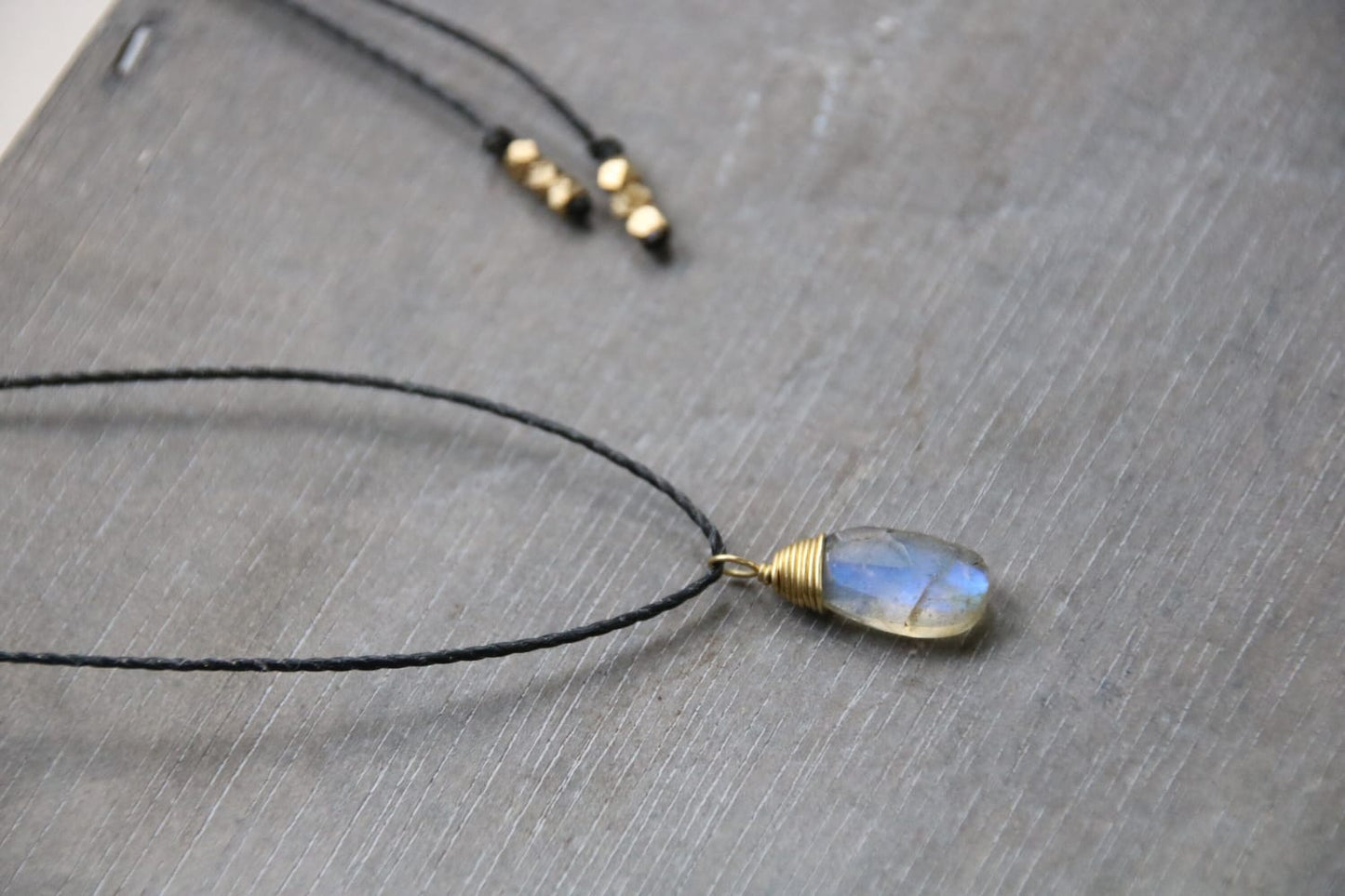 Collier avec pendentif, collier en soie avec pierre précieuse, collier labradorite, collier pierre de lune