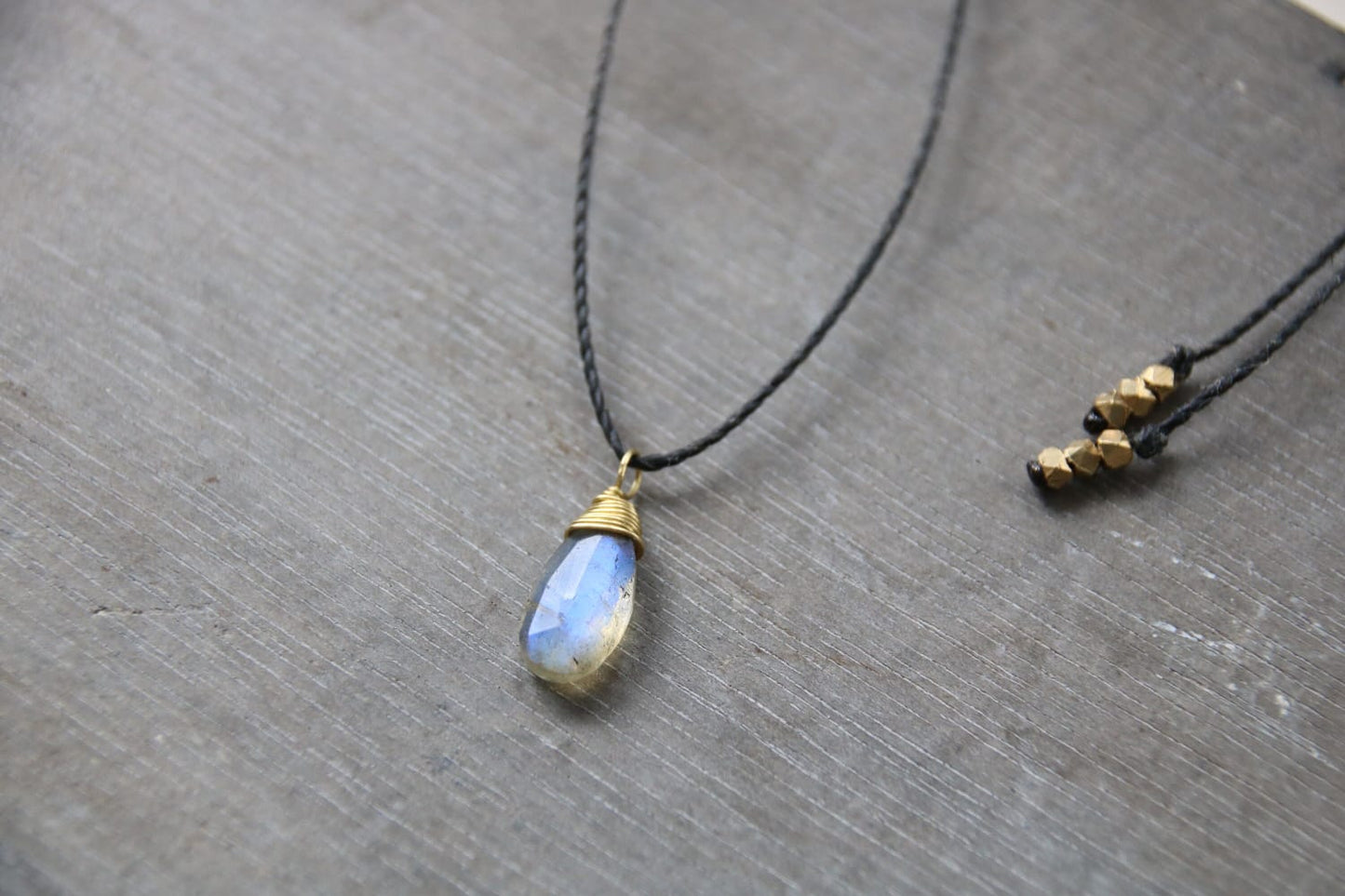 Collier avec pendentif, collier en soie avec pierre précieuse, collier labradorite, collier pierre de lune