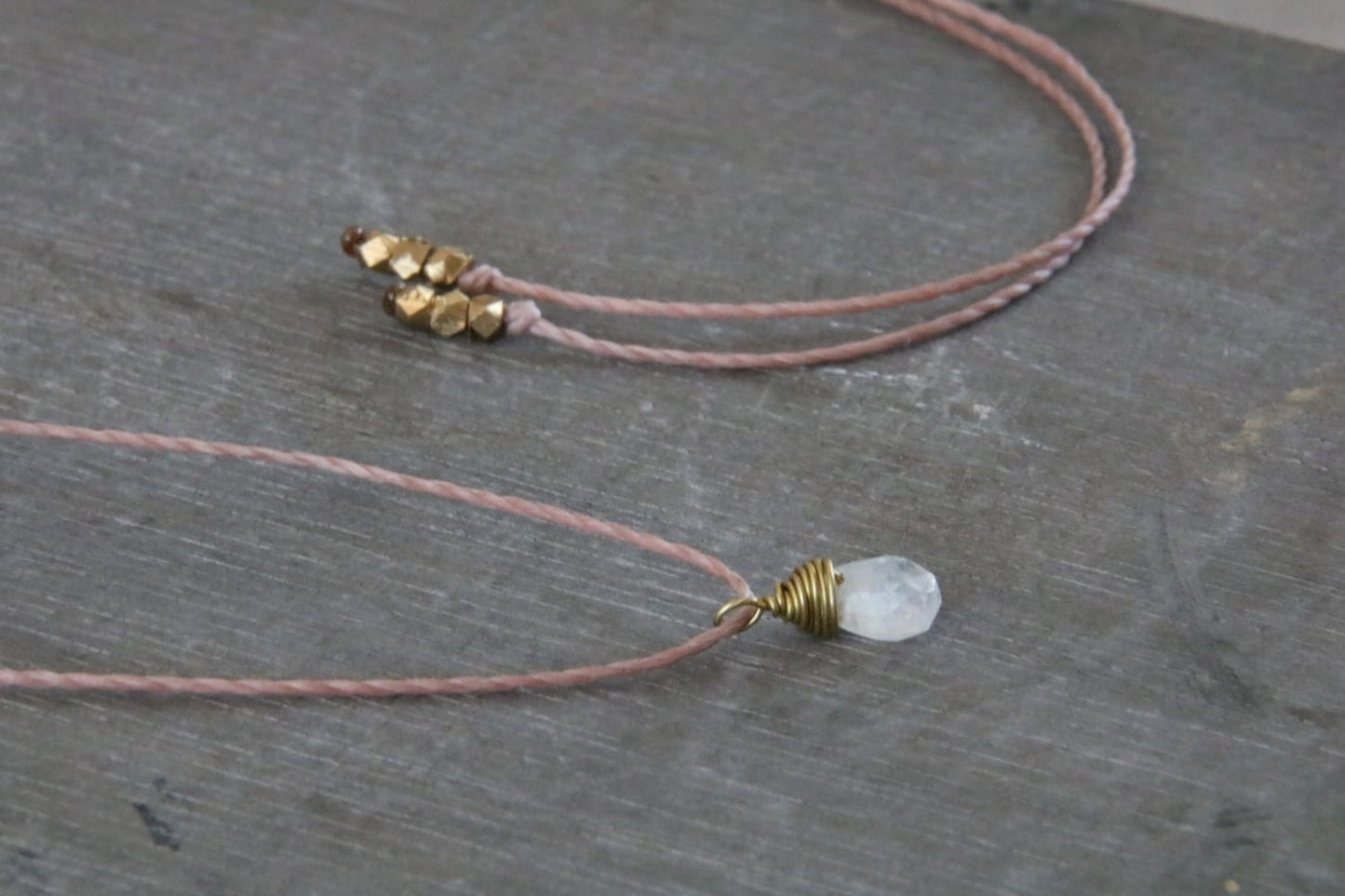 Collier avec pendentif, collier en soie avec pierre précieuse, collier labradorite, collier pierre de lune