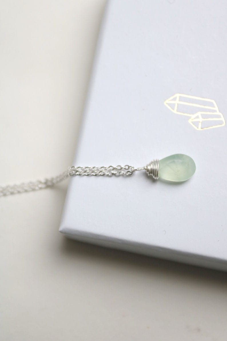Chaîne en argent filigrané avec petit pendentif en préhnite
