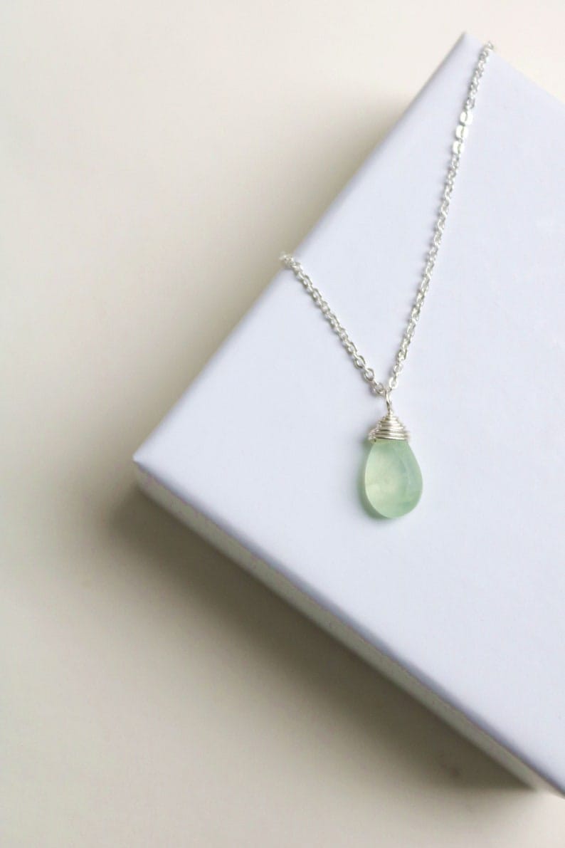 Chaîne en argent filigrané avec petit pendentif en préhnite