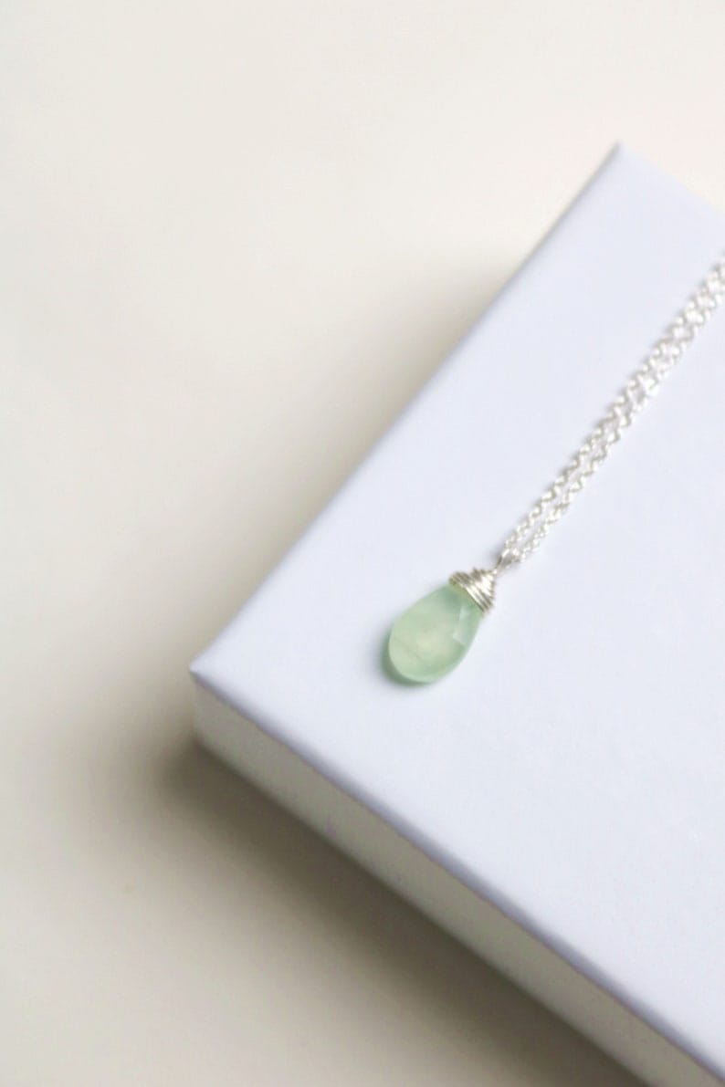 Chaîne en argent filigrané avec petit pendentif en préhnite