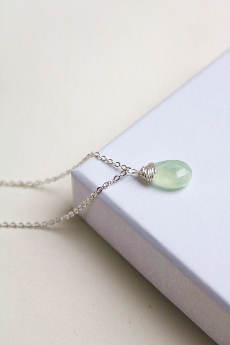 Chaîne en argent filigrané avec petit pendentif en préhnite