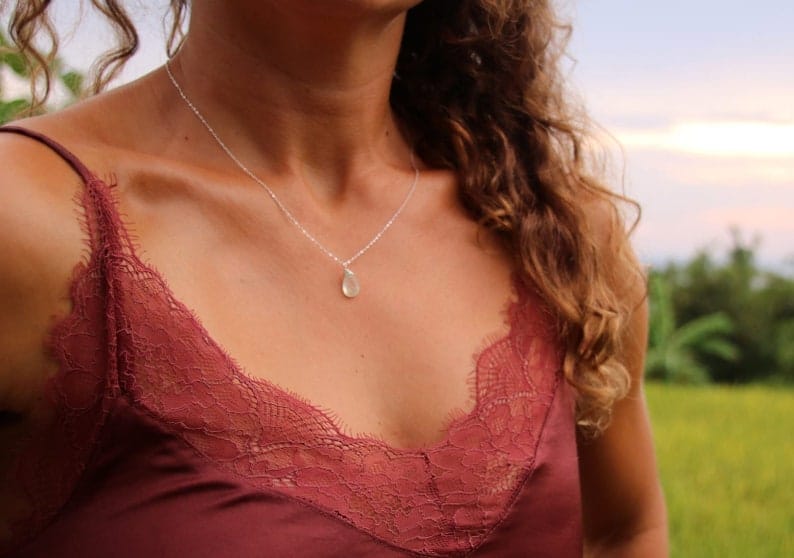 Chaîne en argent filigrané avec petit pendentif en préhnite