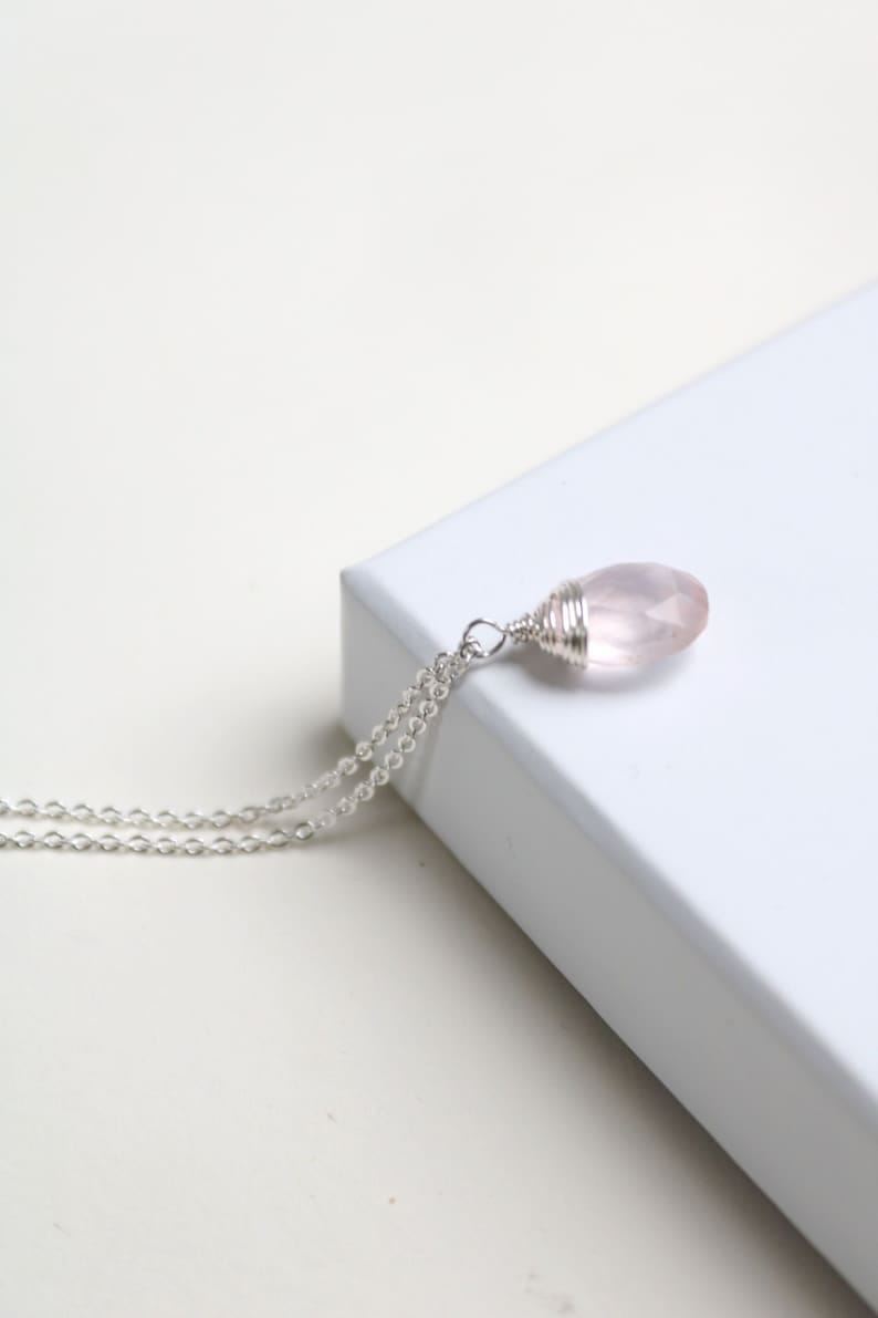 petite chaîne en argent pendentif quartz rose, chaîne avec pierre