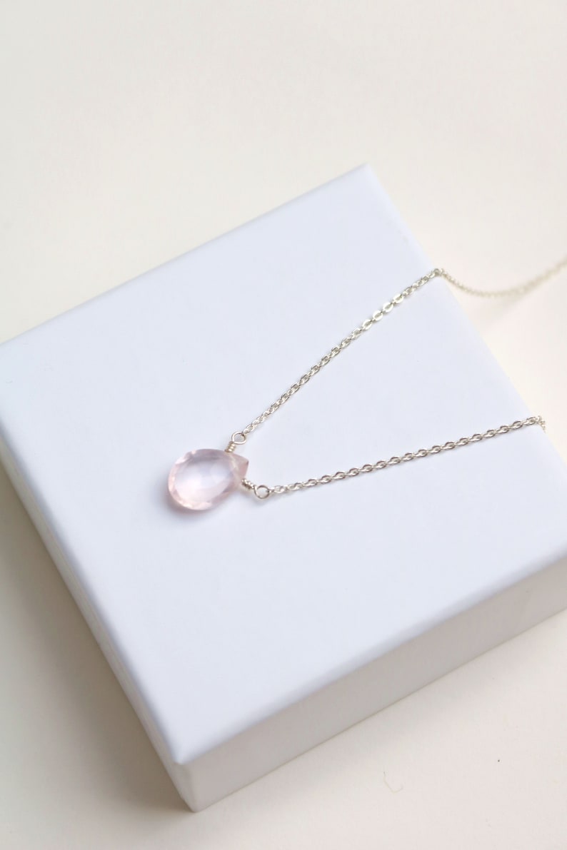 Petit quartz rose avec chaîne en argent, pendentif en quartz rose, collier en argent délicat, petit pendentif en pierres précieuses