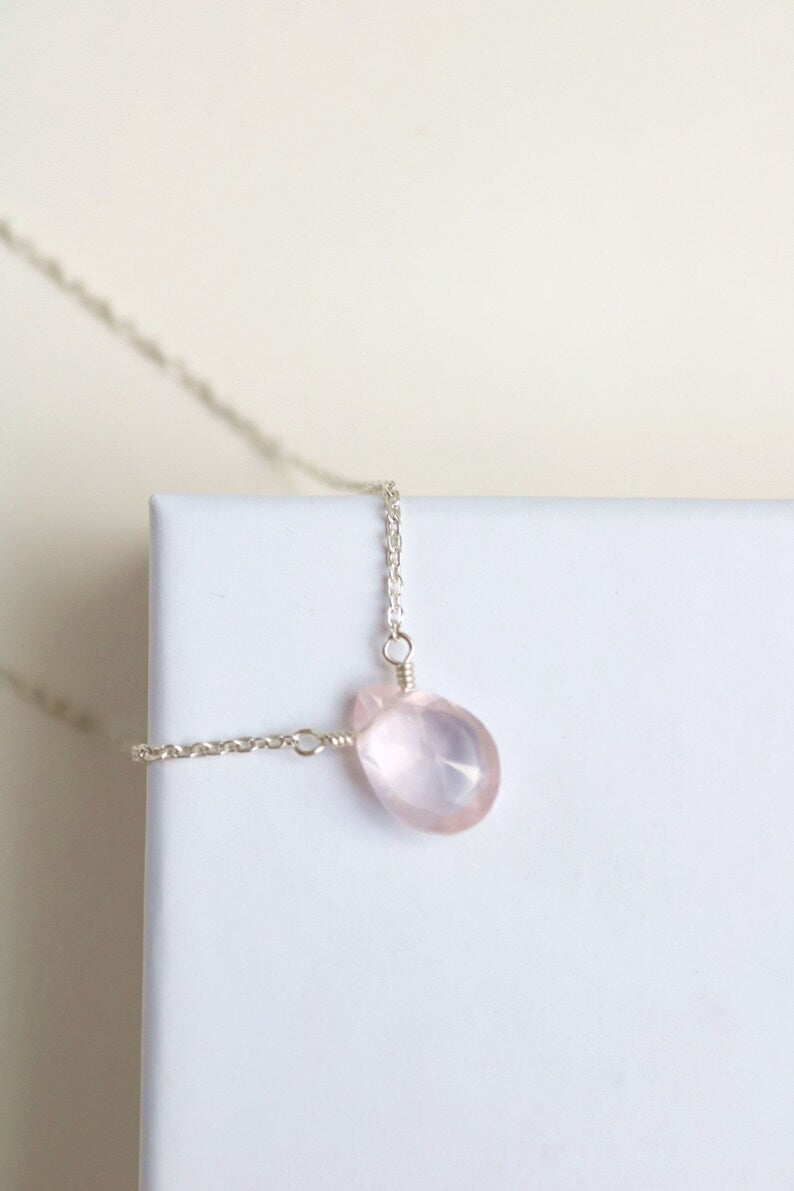 Petit quartz rose avec chaîne en argent, pendentif en quartz rose, collier en argent délicat, petit pendentif en pierres précieuses