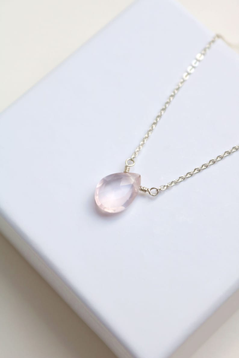 Petit quartz rose avec chaîne en argent, pendentif en quartz rose, collier en argent délicat, petit pendentif en pierres précieuses
