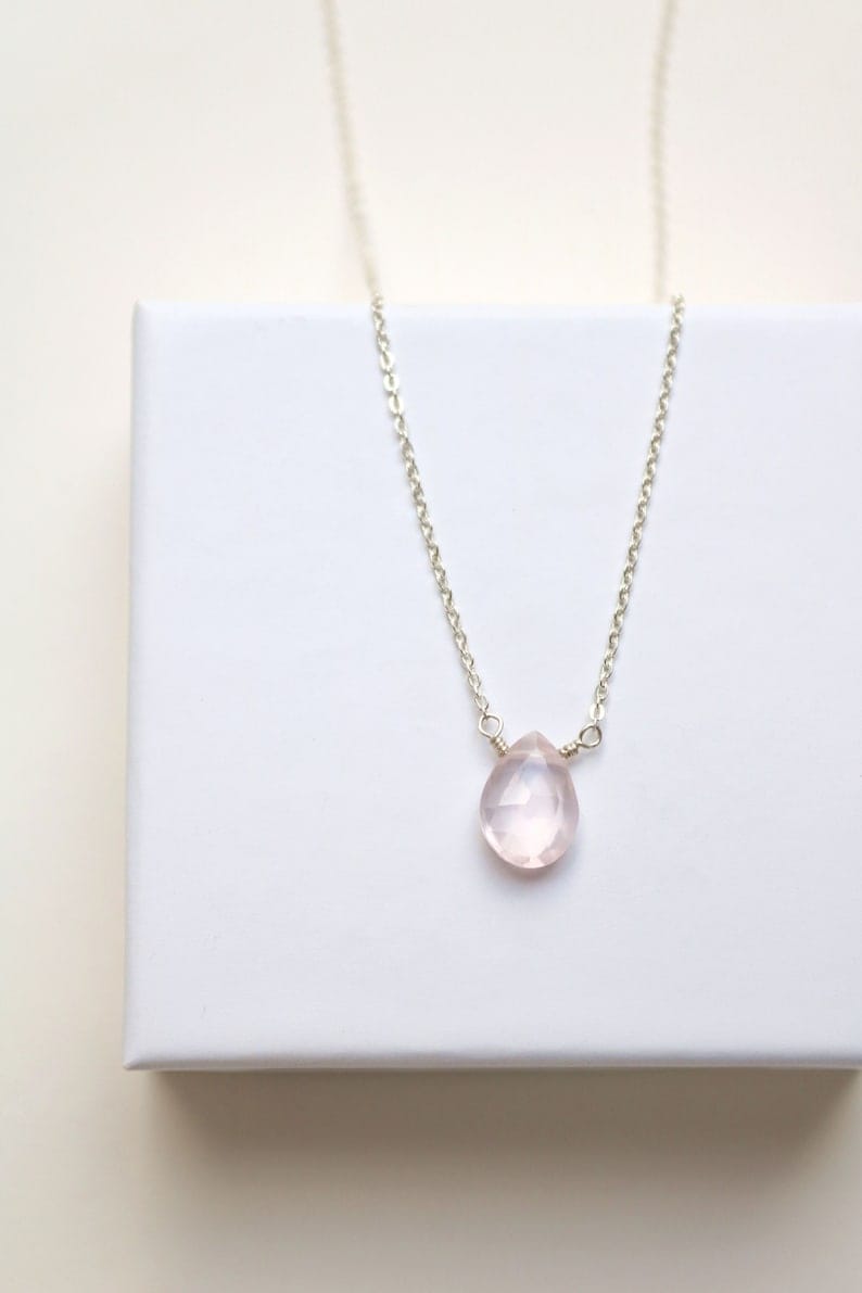 Petit quartz rose avec chaîne en argent, pendentif en quartz rose, collier en argent délicat, petit pendentif en pierres précieuses